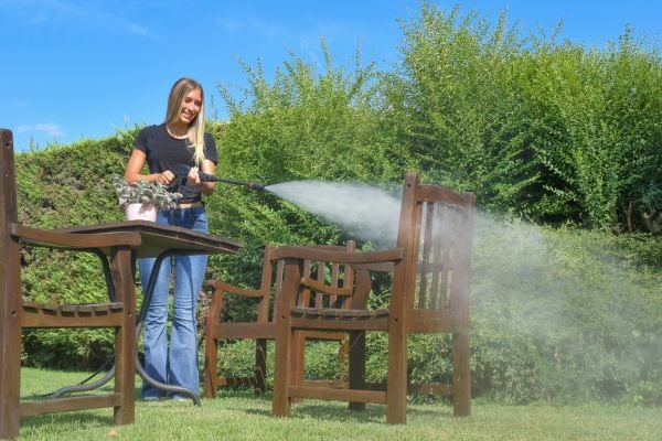 Lavare gli arredi esterni