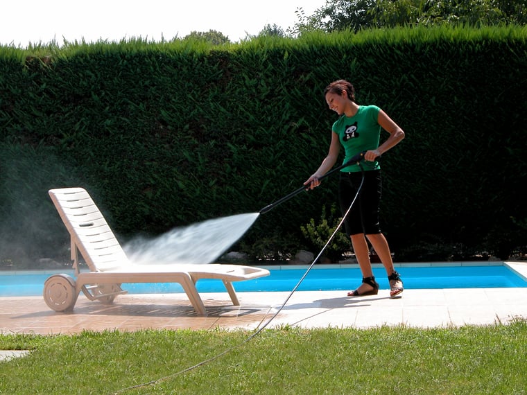 Agnese bordo piscina 1