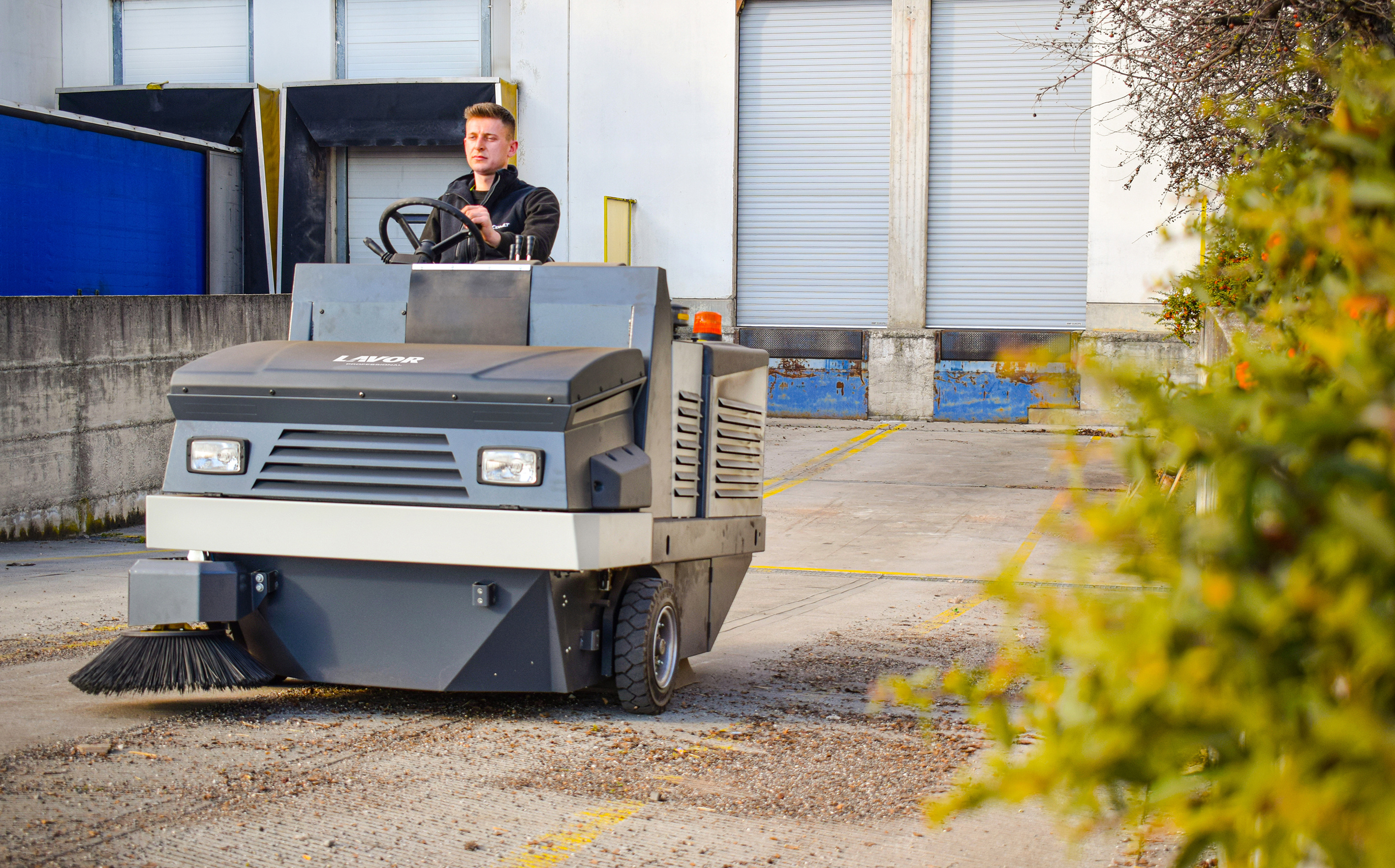 Performance and comfort with the new SWL R1300 DT Bin-Up “ride-on” sweeper