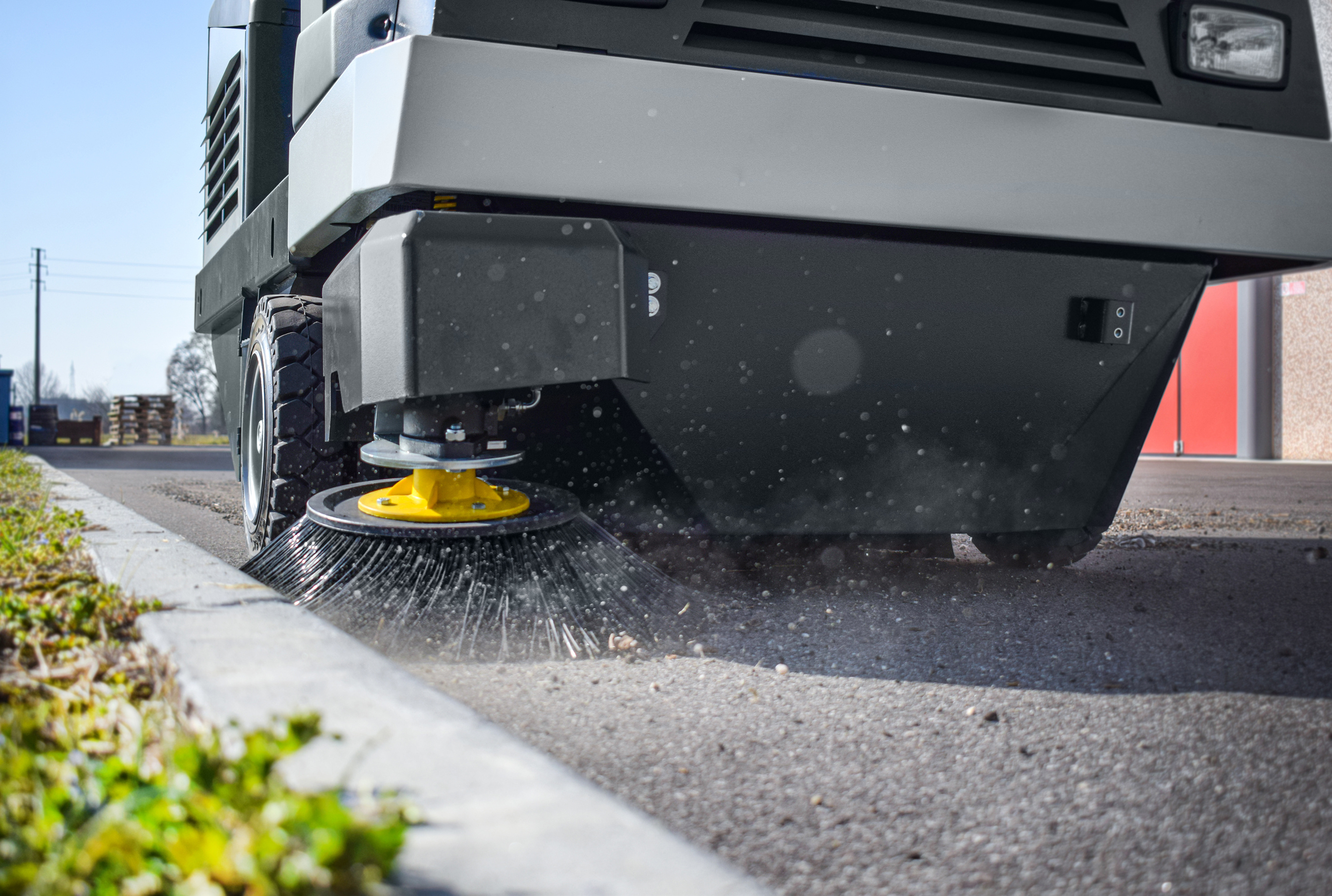 Performance and comfort with the new SWL R1300 DT Bin-Up “ride-on” sweeper