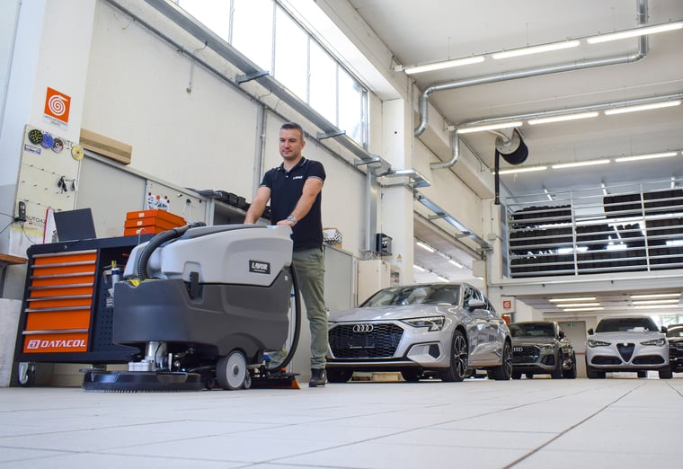 “Walk-behind” floor scrubber-dryer