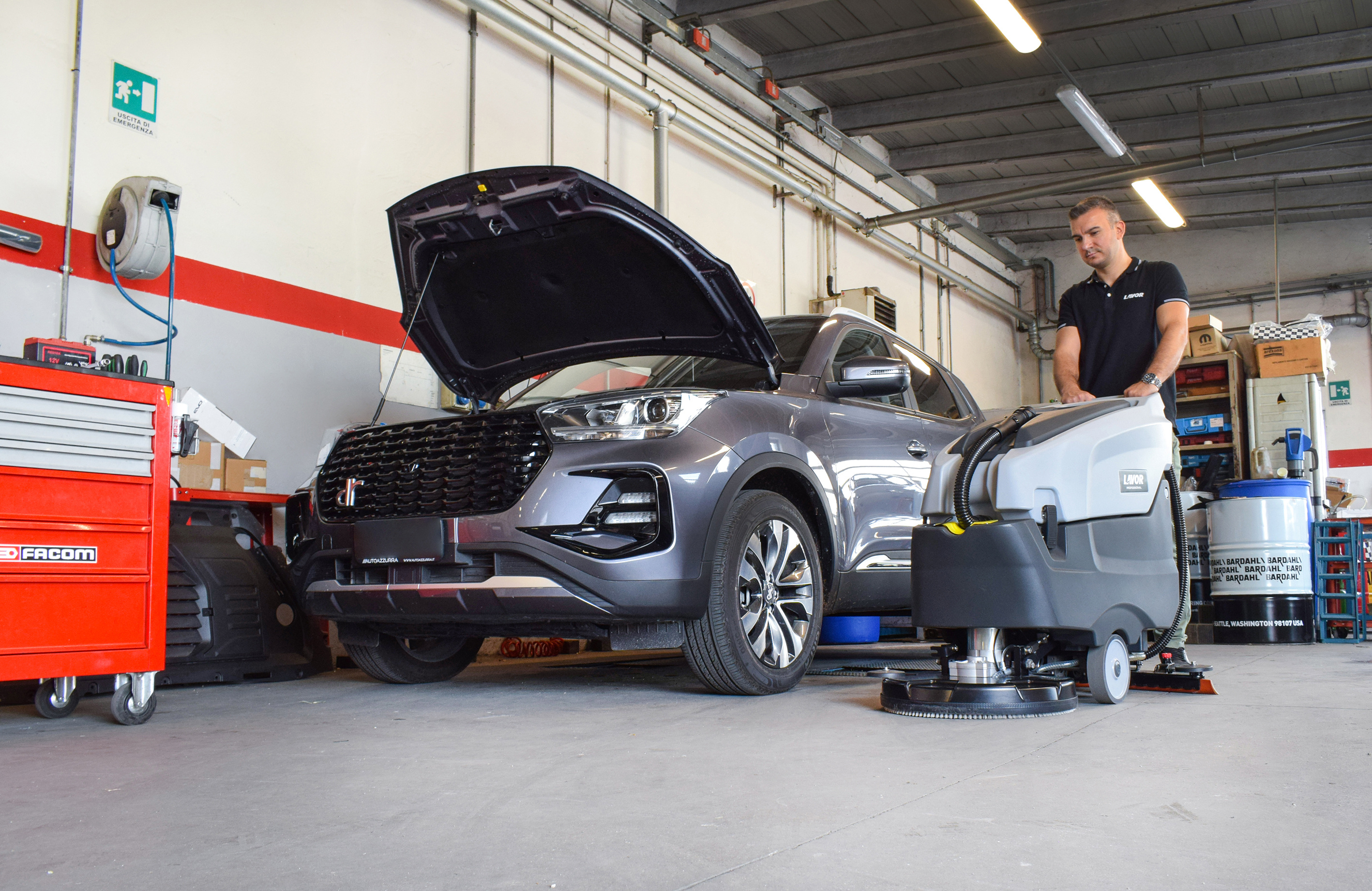 “Walk-behind” floor scrubber-dryer