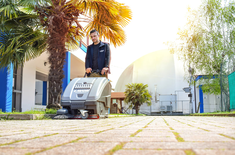 cleaning the padel courts with a sweeper