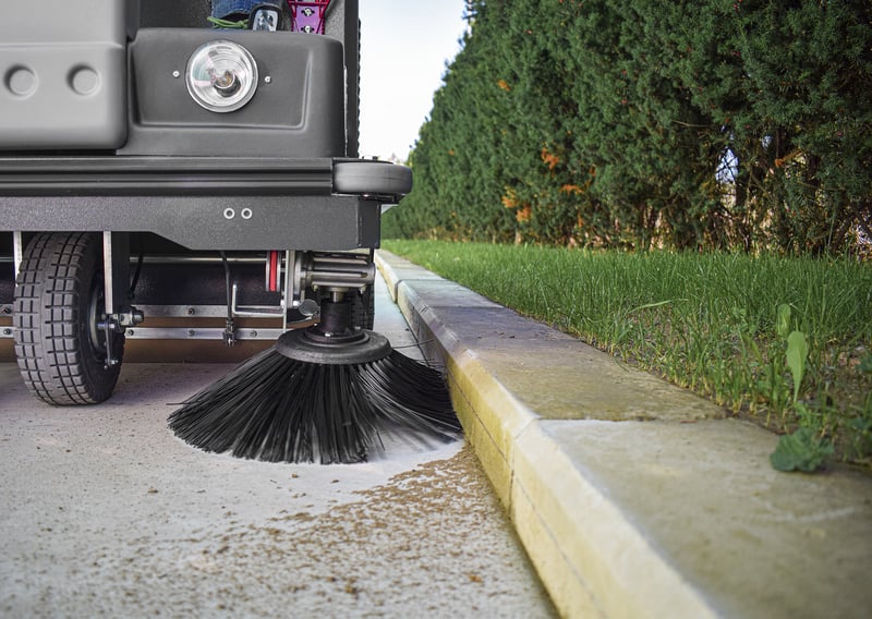 Utilizzo spazzatrice cortile 13