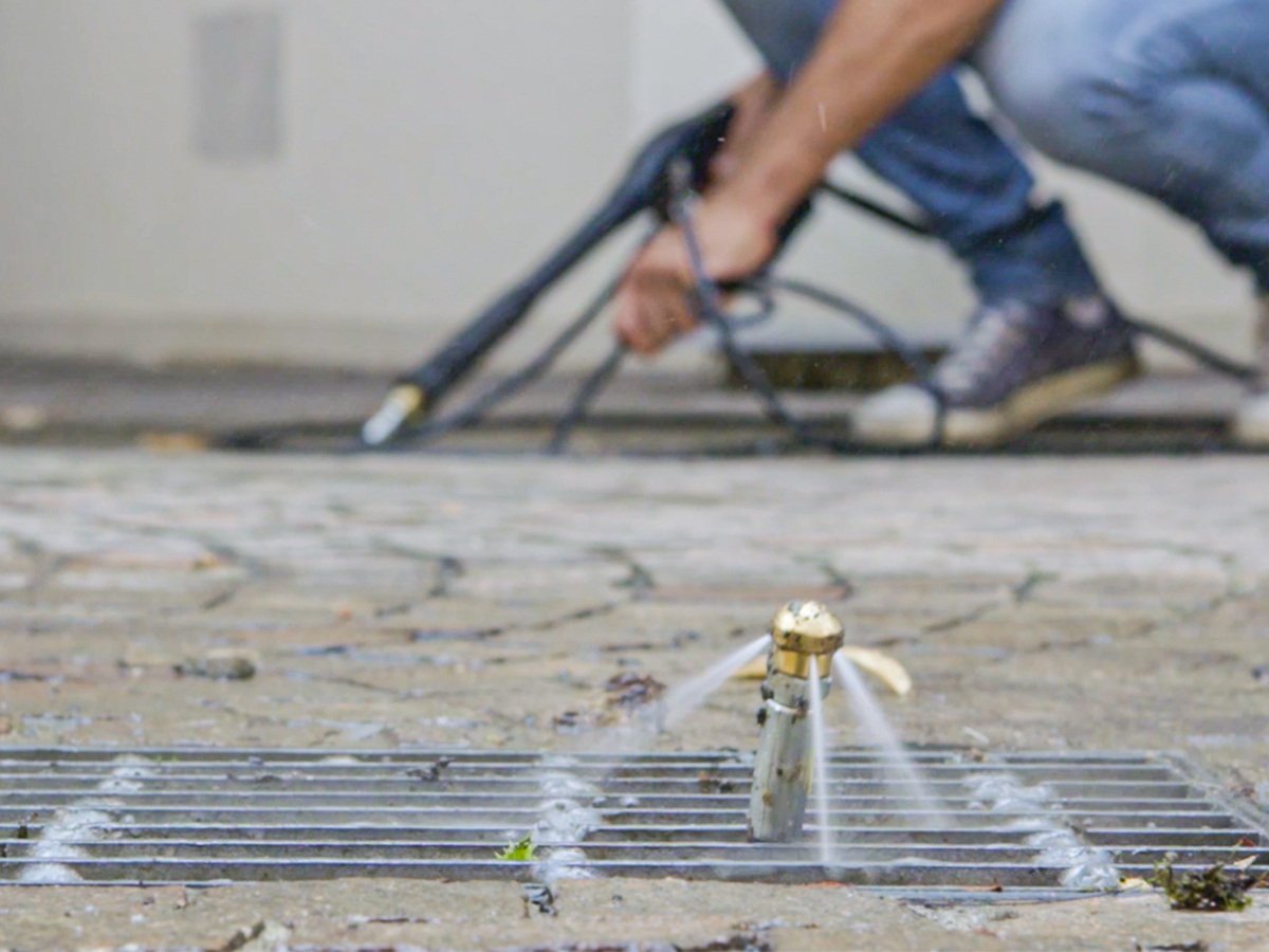 Unclogging manholes, gutters and house drains with the high-pressure cleaner