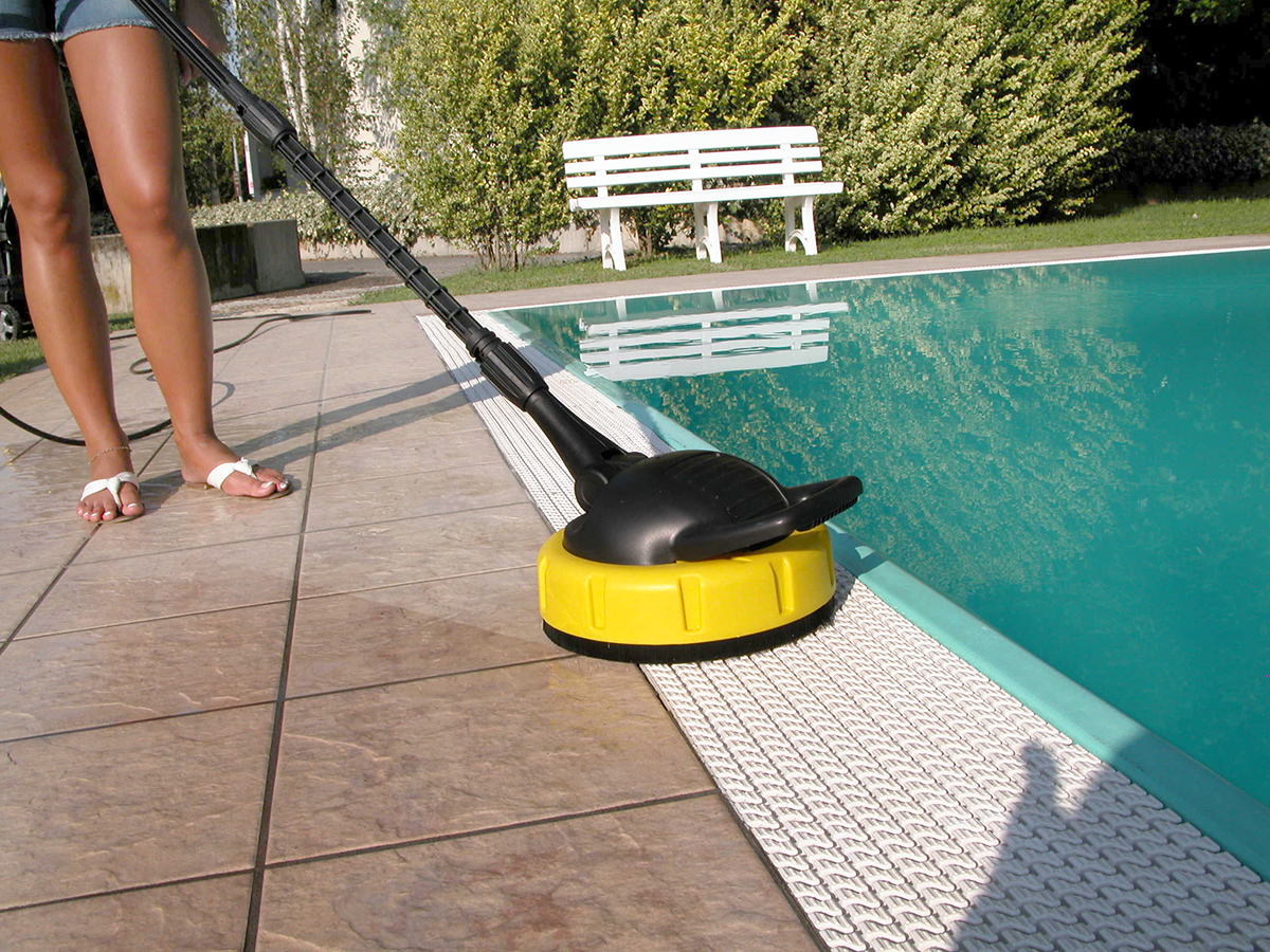cleaning the pool with the high pressure cleaner